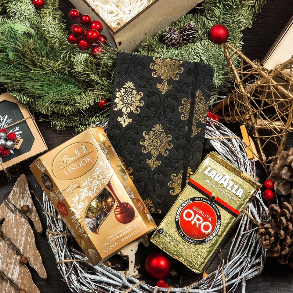 Набор подарочный: кофе Lavazza 250 г., блокнот Baroque Gold и конфеты Lindor 200 г.